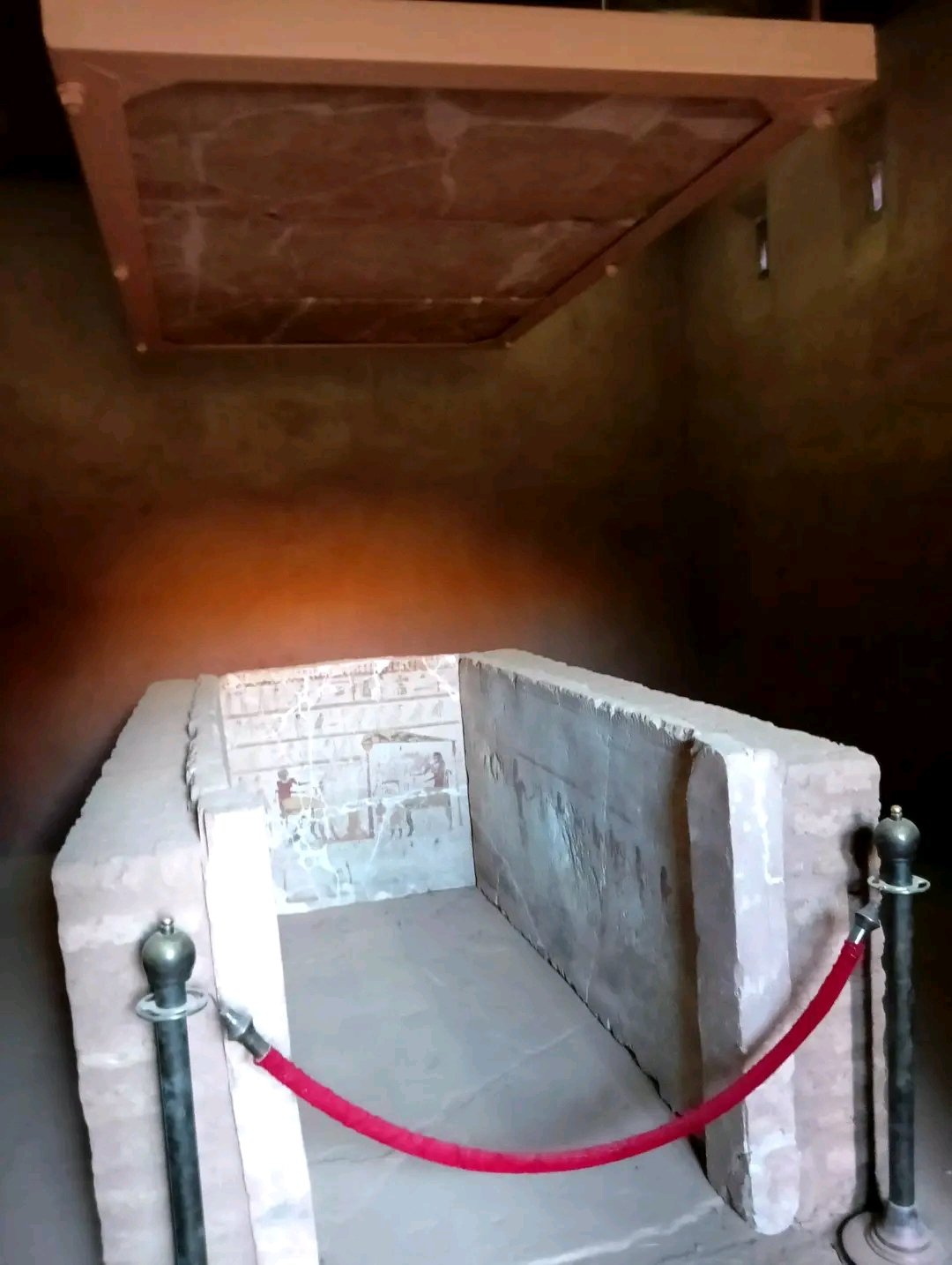 تابوت الملك بعد اضاءته ليلا 