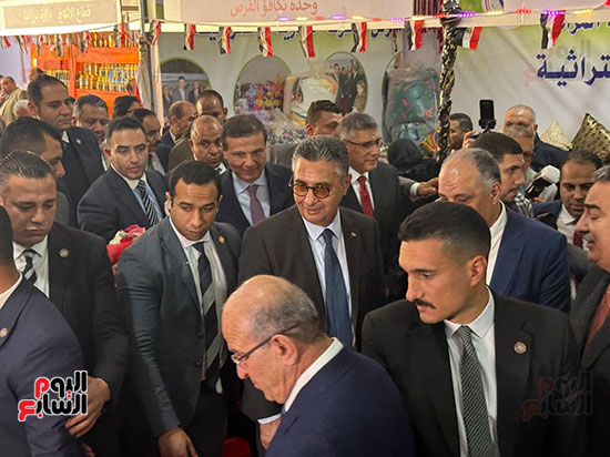 وزيرا الزراعة والتموين ومحافظ الجيزة يتابعون انتظام العمل بمعرض السلع بالمتحف الزراعى