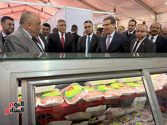 وزيرا الزراعة والتموين ومحافظ الجيزة داخل معرض السلع بالمتحف الزراعى