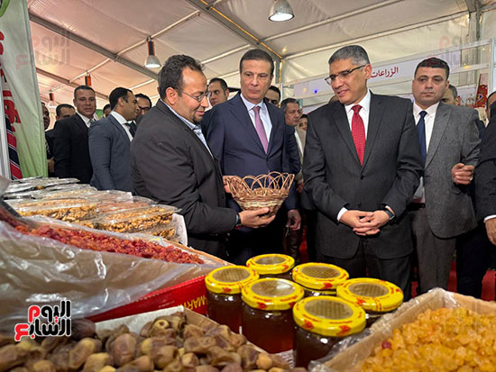 وزيرا الزراعة والتموين ومحافظ الجيزة يتفقدون معرض السلع بالمتحف الزراعى