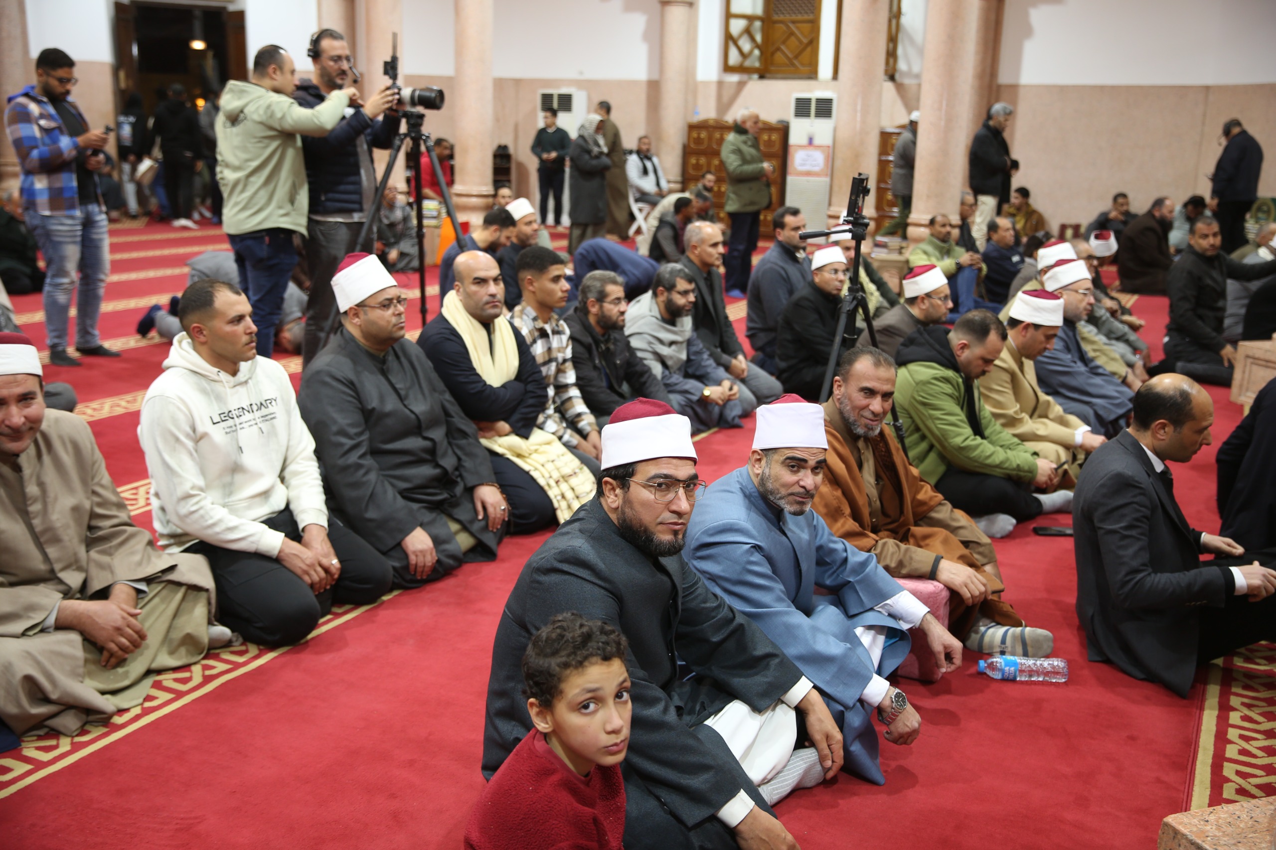 جانب من الحضور بمسجد الملك