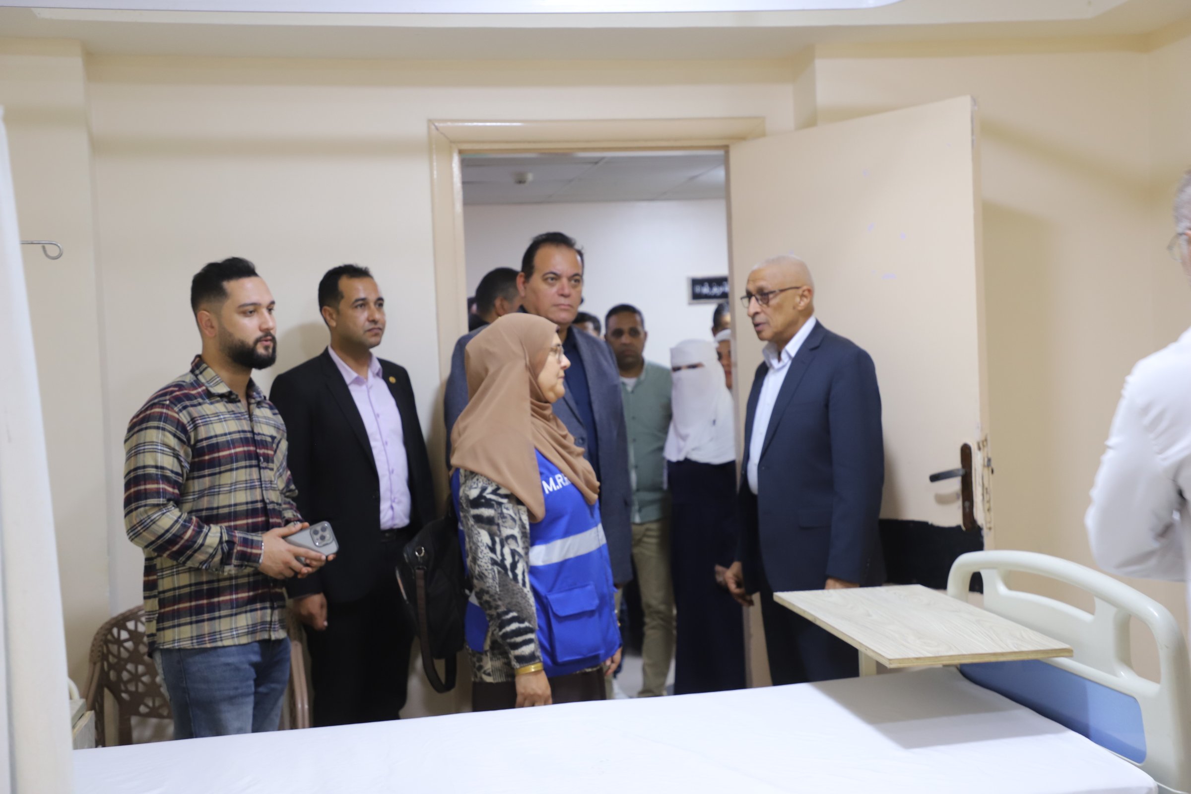 حديث بين المحافظ وأطقم التمريض 