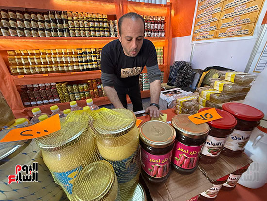 قسم العسل بمعرض السلع في المتحف الزراعي قسم العسل بمعرض السلع في المتحف الزراعي