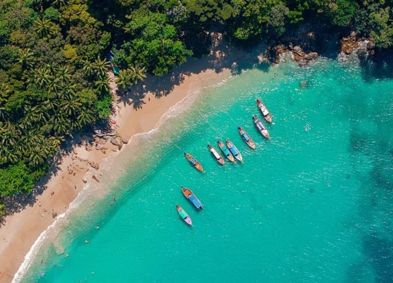 تتميز شواطئ بانانا في فوكيت بمياهها الفيروزية الصافية، وهي جنة سياحية.