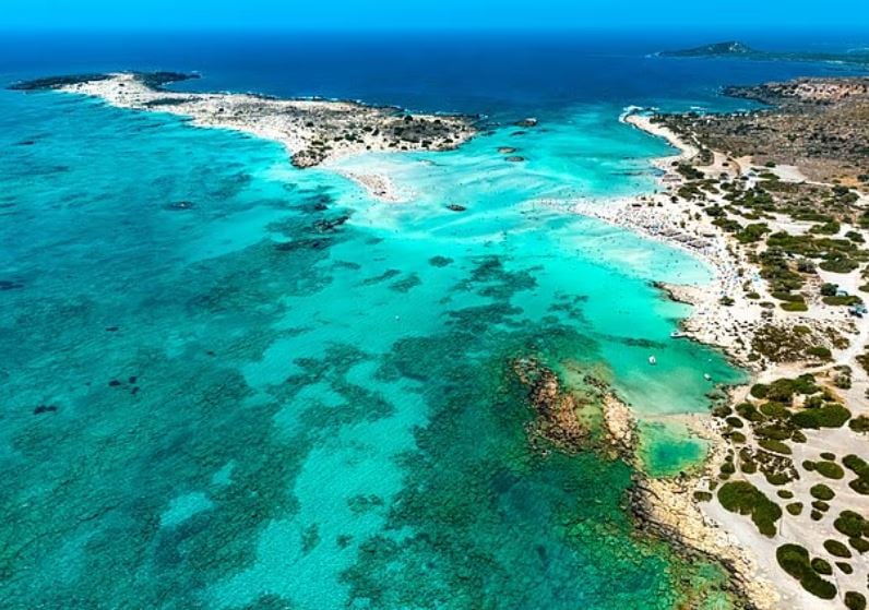 شاطئ إيلافونيسي في بلدية كيساموس بمنطقة خانيا، جزيرة كريت، اليونان