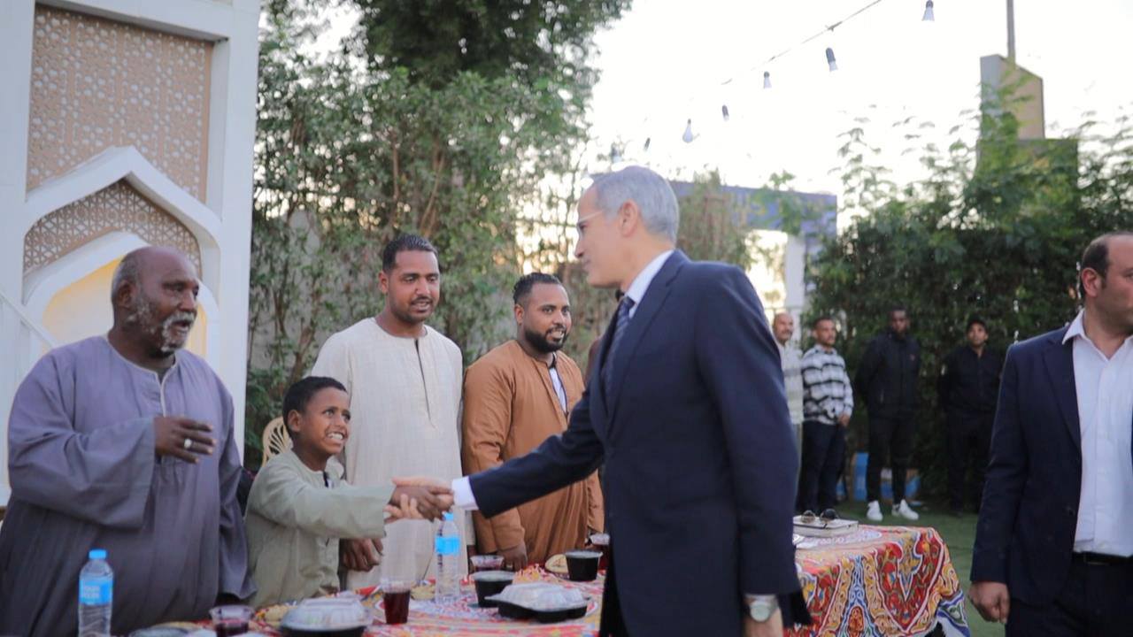فرحة المواطنين بمشاركة مدير أمن الأقصر لهم إفطار رمضان فرحة المواطنين بمشاركة مدير أمن الأقصر لهم إفطار رمضان