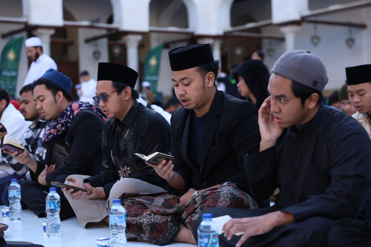 صورة جامعة لأبناء قارات العالم في قلعة العلم والوسطية