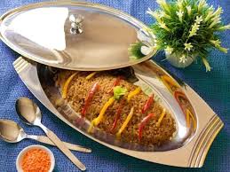 تقديم الطعام على السرفيس يجبر الضيوف