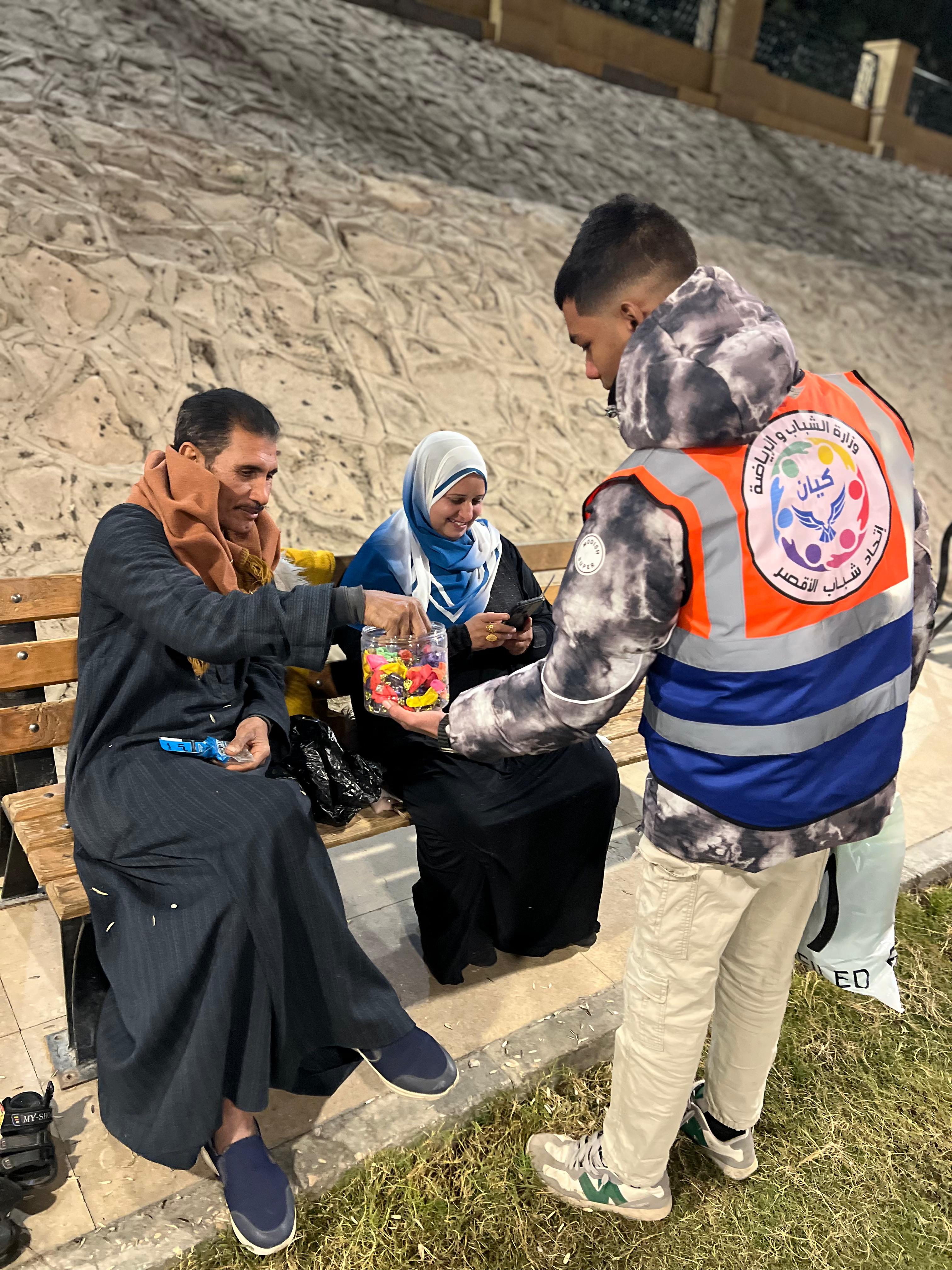 إتحاد شباب الأقصر يوزعون فوانيس وهدايا بكورنيش النيل في أرمنت