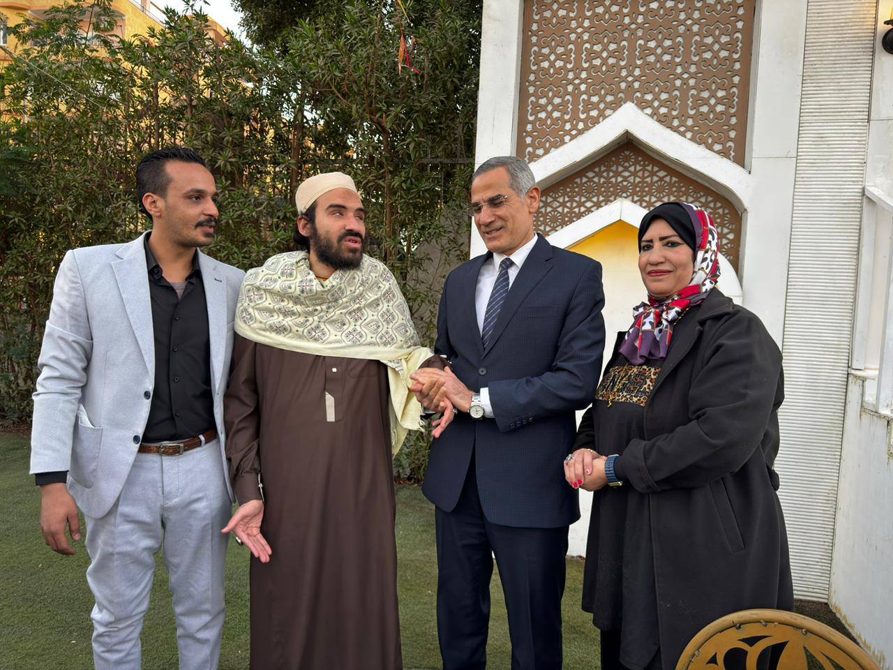 مدير أمن الأقصر مع المواطنين فى إطلاق أول مائدة رمضانية للمديرية مدير أمن الأقصر مع المواطنين فى إطلاق أول مائدة رمضانية للمديرية