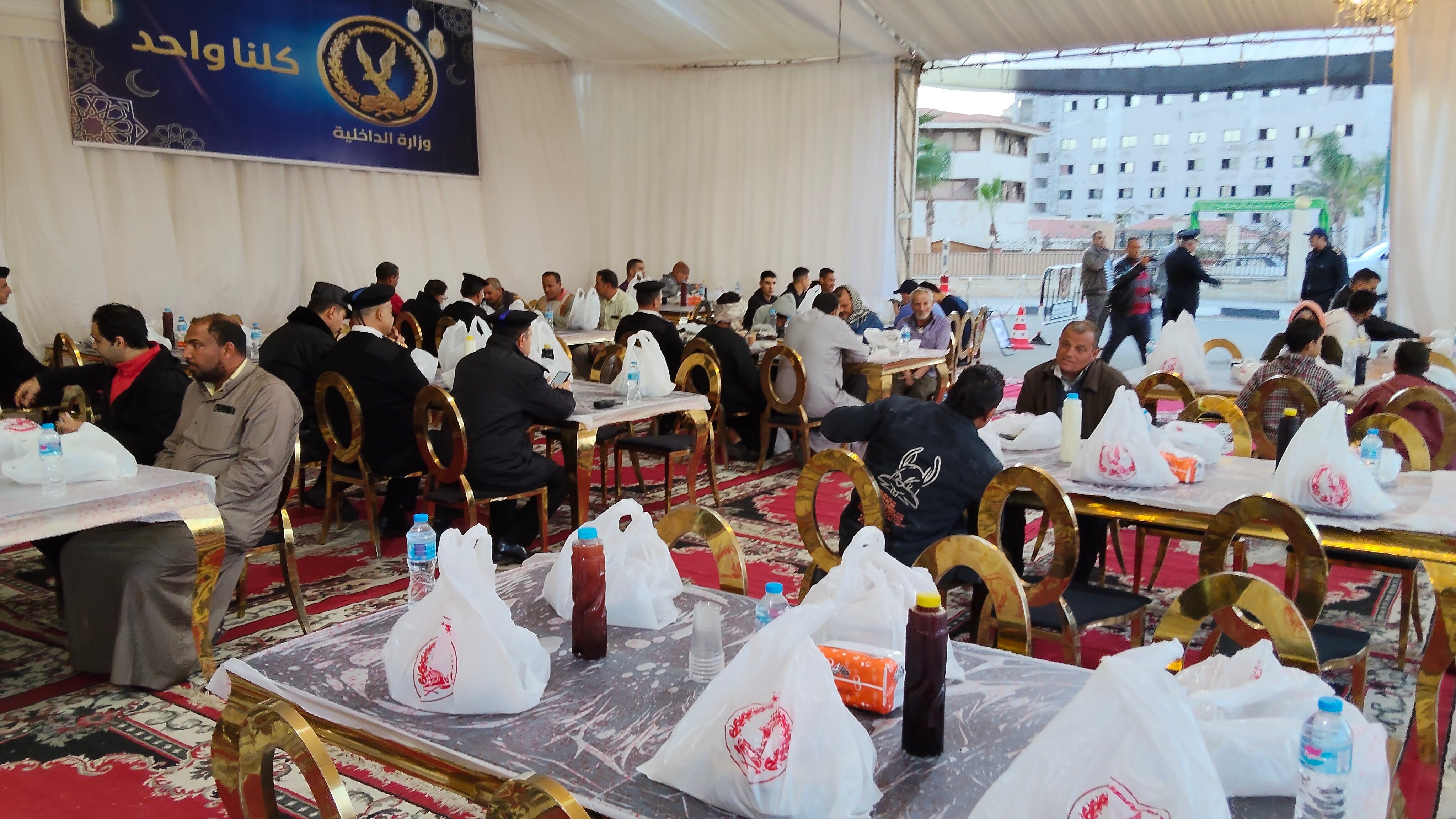 جانب من مبادرة كلنا واحد لأفطار الصائمين جانب من مبادرة كلنا واحد لأفطار الصائمين