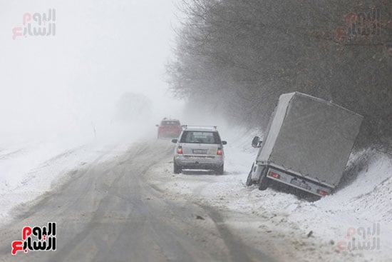 شاحنة عالقة بعد انزلاقها في خندق على جانب الطريق