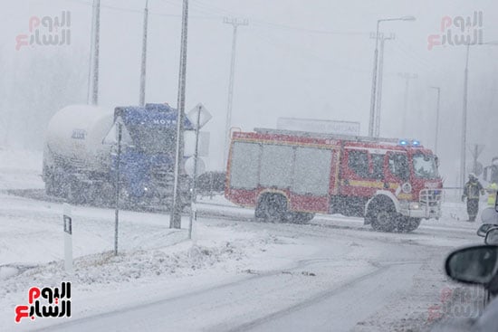 الطرقات تكتسى بالثلج