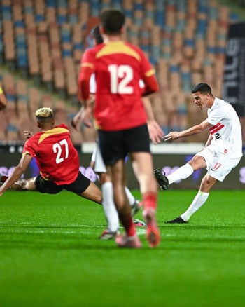 محمد شحاتة خلال المباراة