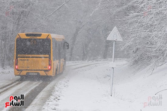 الثلج يغطى الطرقات