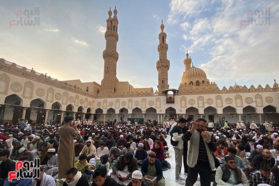 المصلون فى الجامع الأزهر
