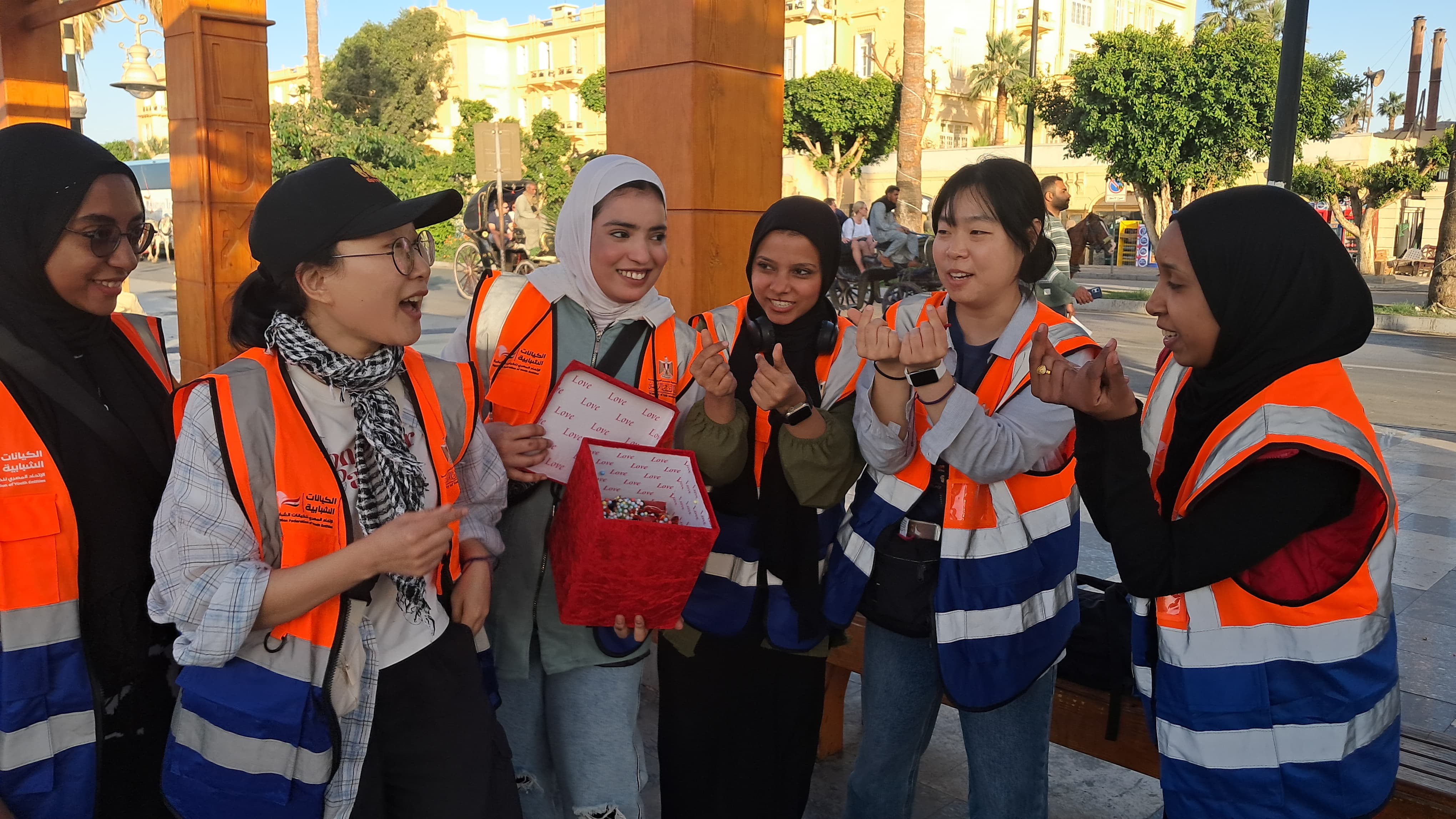 نشر السعادة بين أهالى الأقصر وأرمنت والصورة الحضارية أمام الأجانب