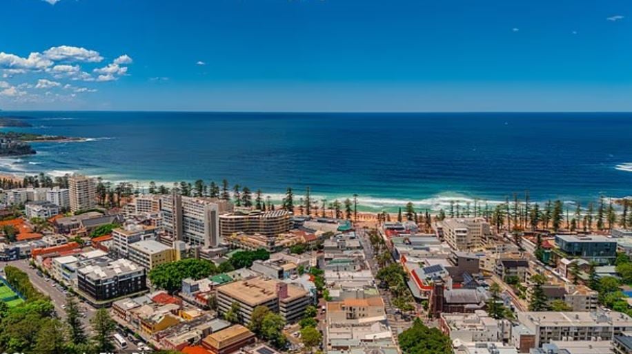 شاطئ مانلي هو المحطة التالية في القائمة، وهو مكان شهير في سيدني، أستراليا