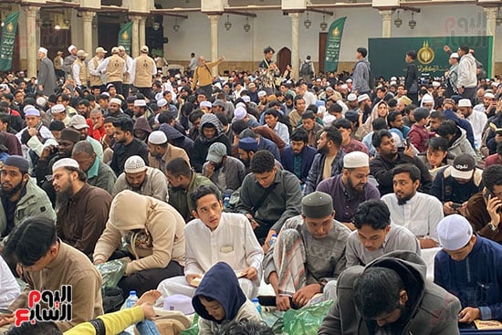 جانب من إفطار الصائمين جانب من إفطار الصائمين