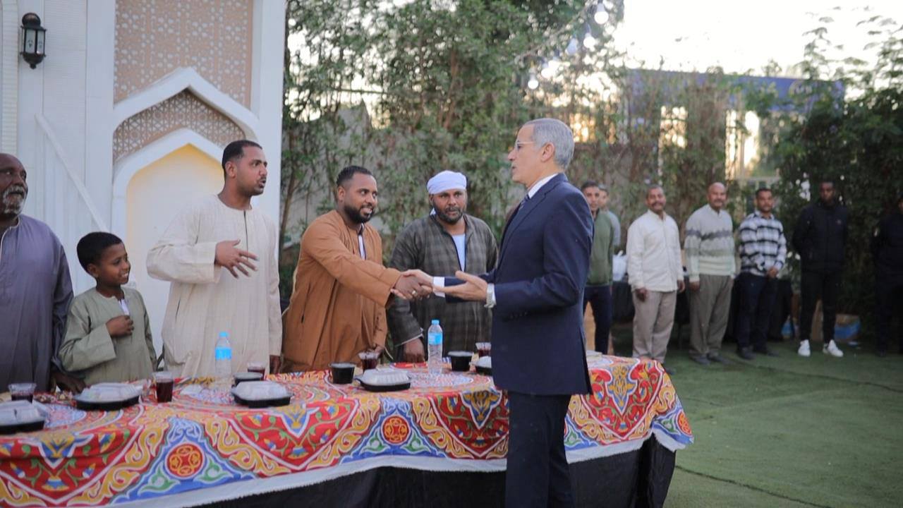 مشاركة مدير أمن الأقصر المواطنين فى مائدة كلنا واحد