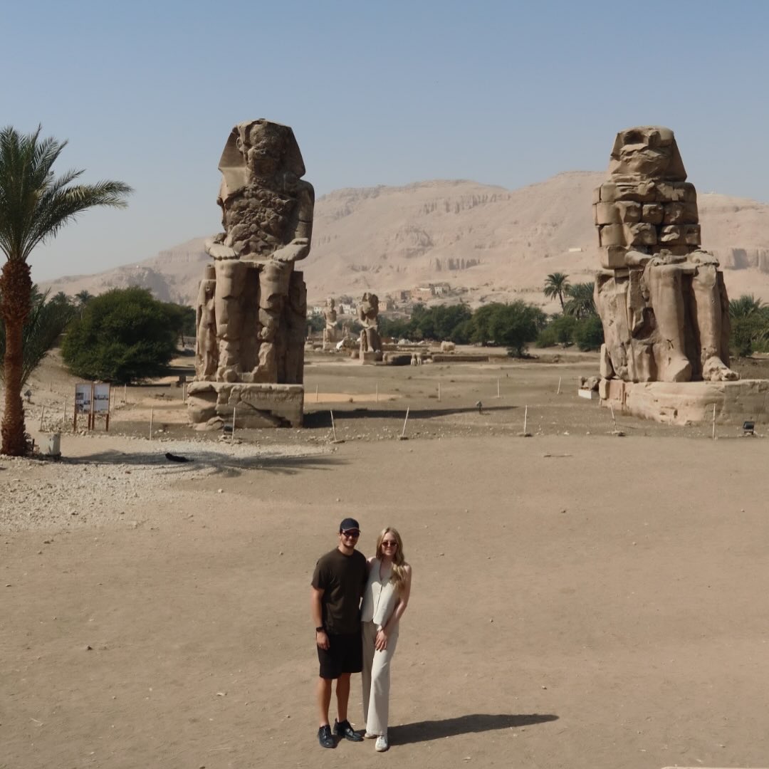 تيفاني وزوجها من أمام آثار الأقصر