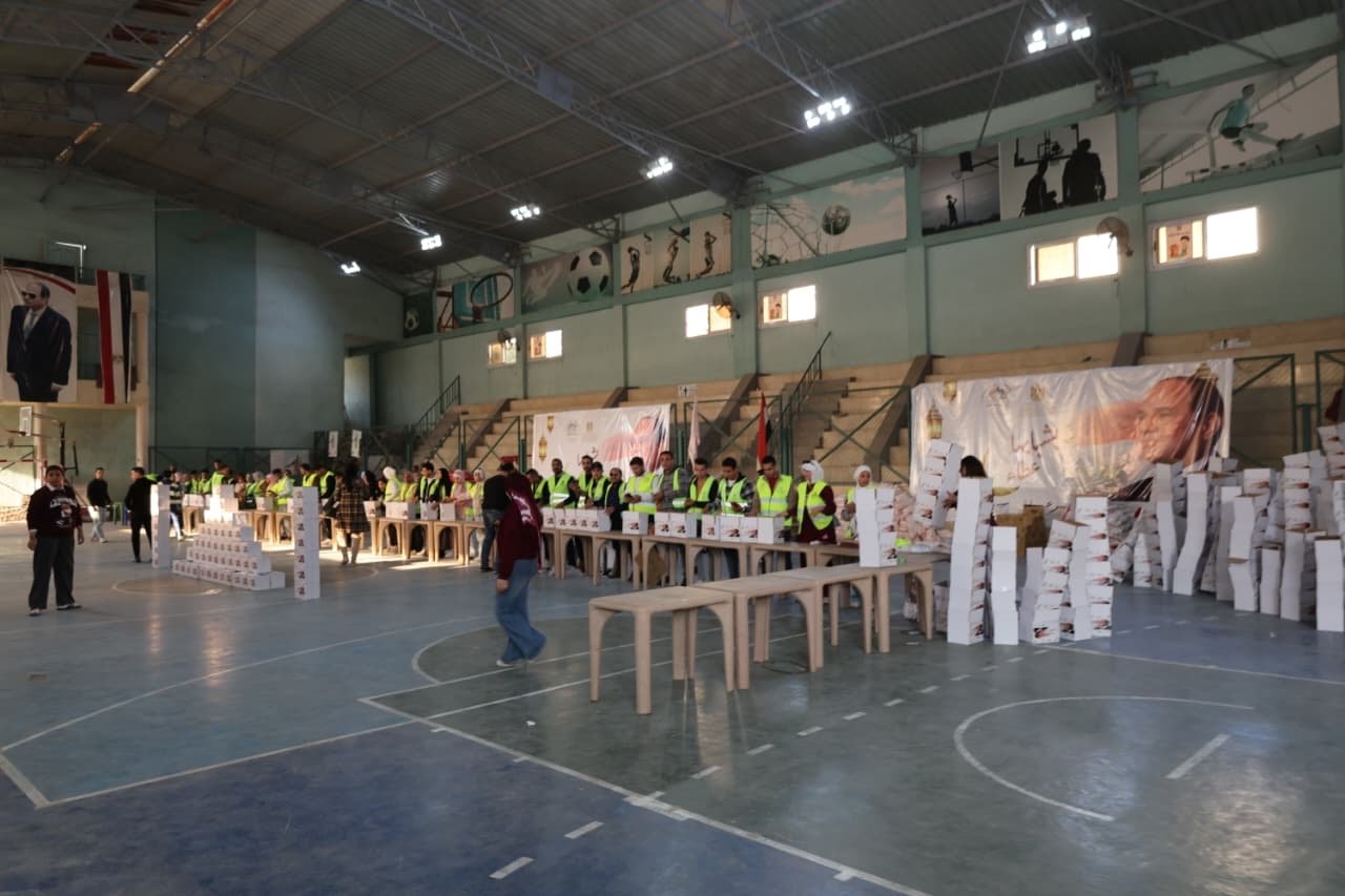 محافظ الجيزة يشارك فى تعبئة 10 آلاف كرتونة مواد غذائية (1)