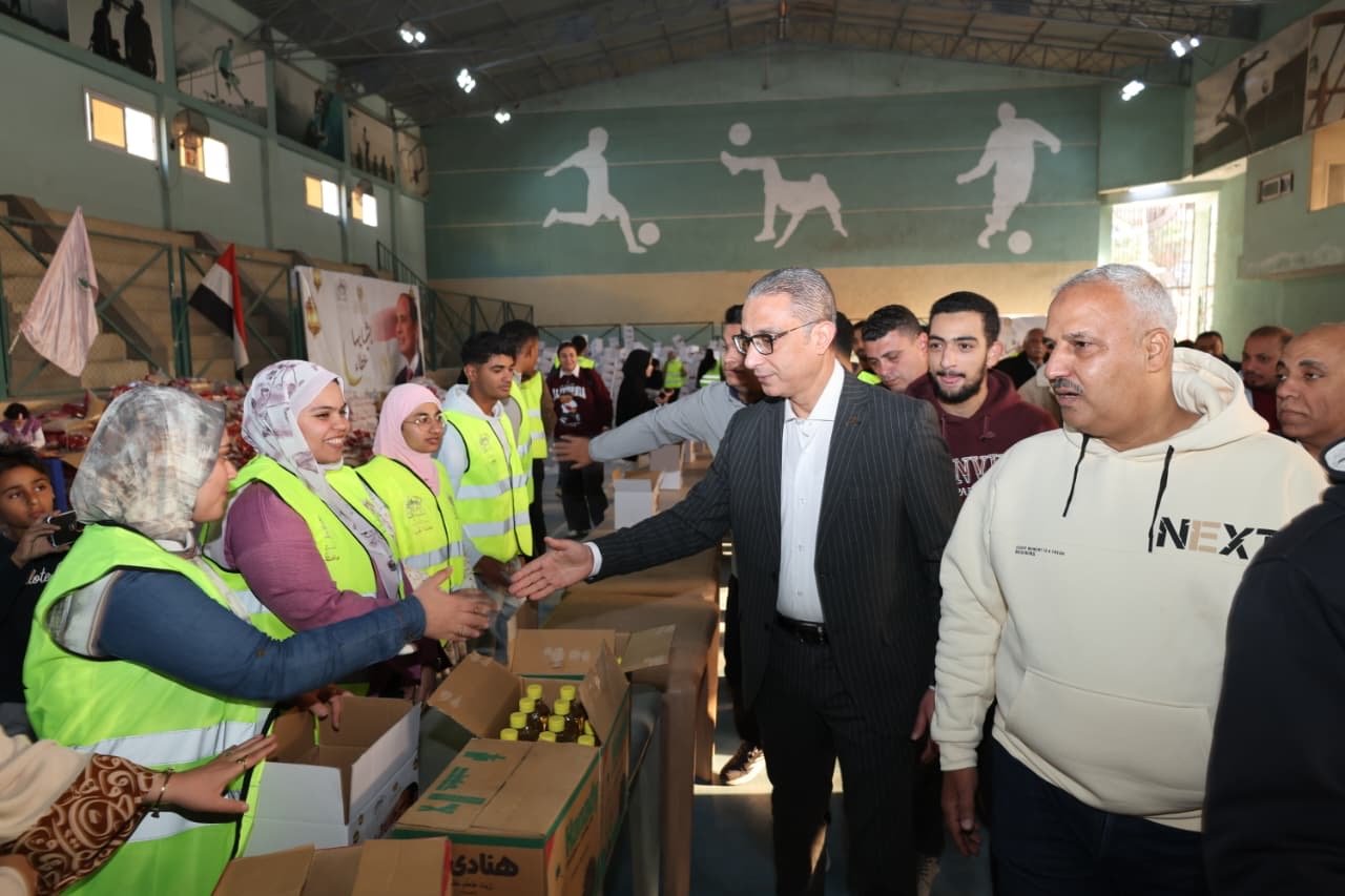 محافظ الجيزة يشارك فى تعبئة 10 آلاف كرتونة مواد غذائية (3)