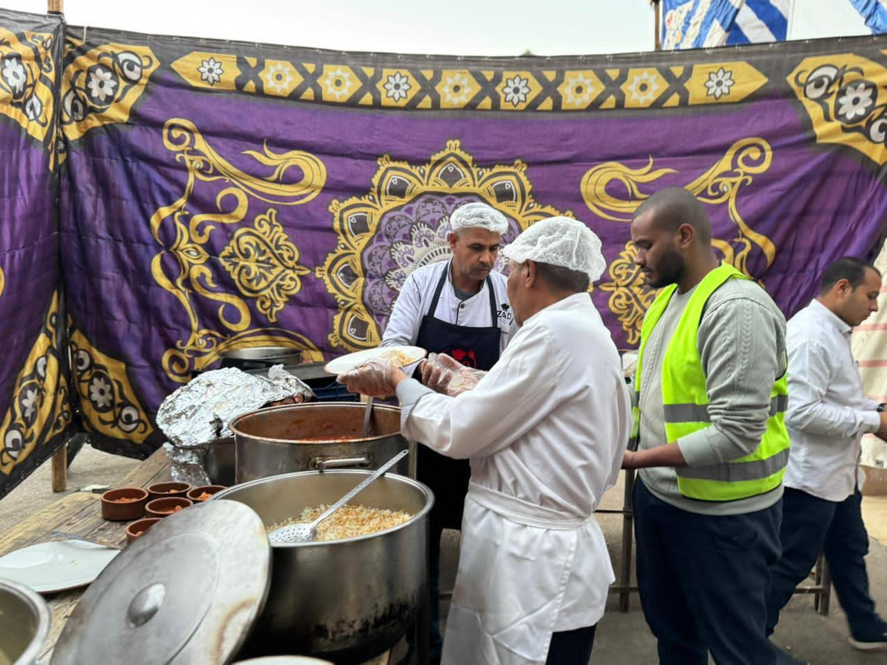 إعداد وجبات الموائد الرمضانية الخيرية بالأقصر