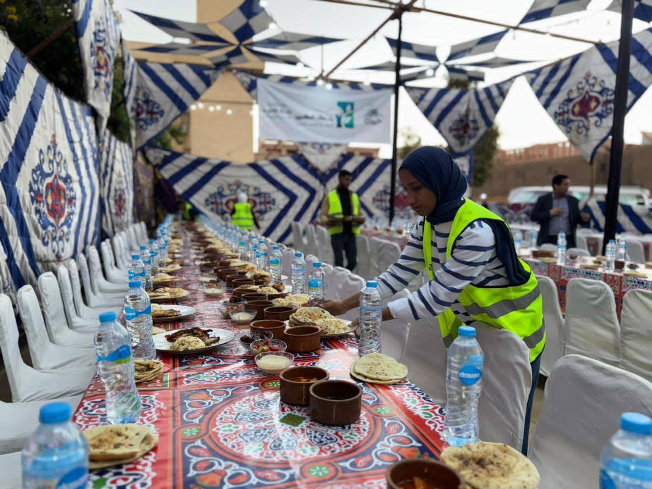 مائدة رمضانية يومية أمام مستشفى الكرنك الدولى للمرضي وذويهم