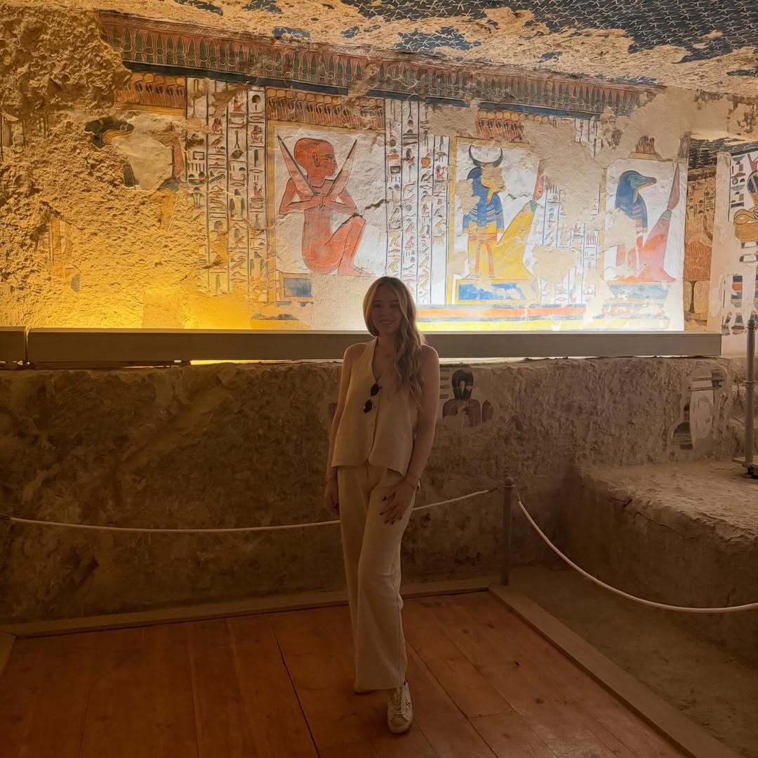 تيفاني داخل معابد الأقصر