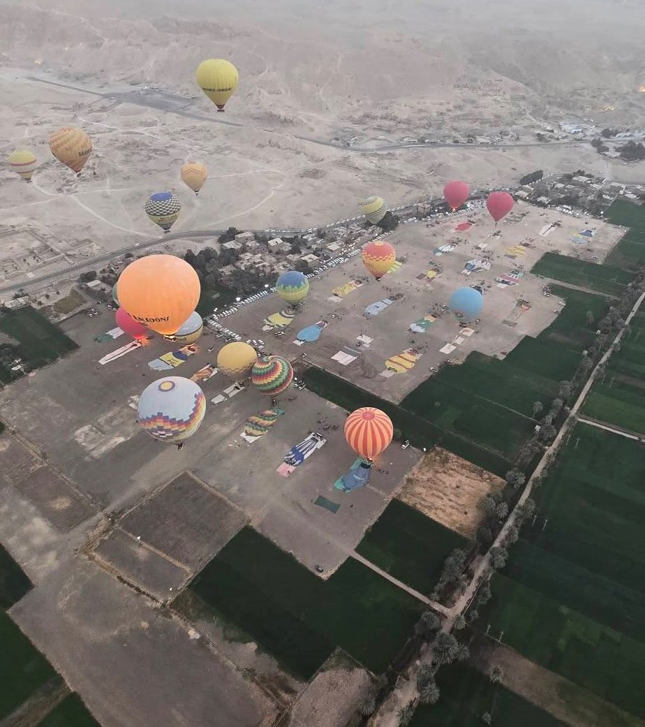 سحر لحظات اقلاع رحلات البالون الطائر غرب الأقصر
