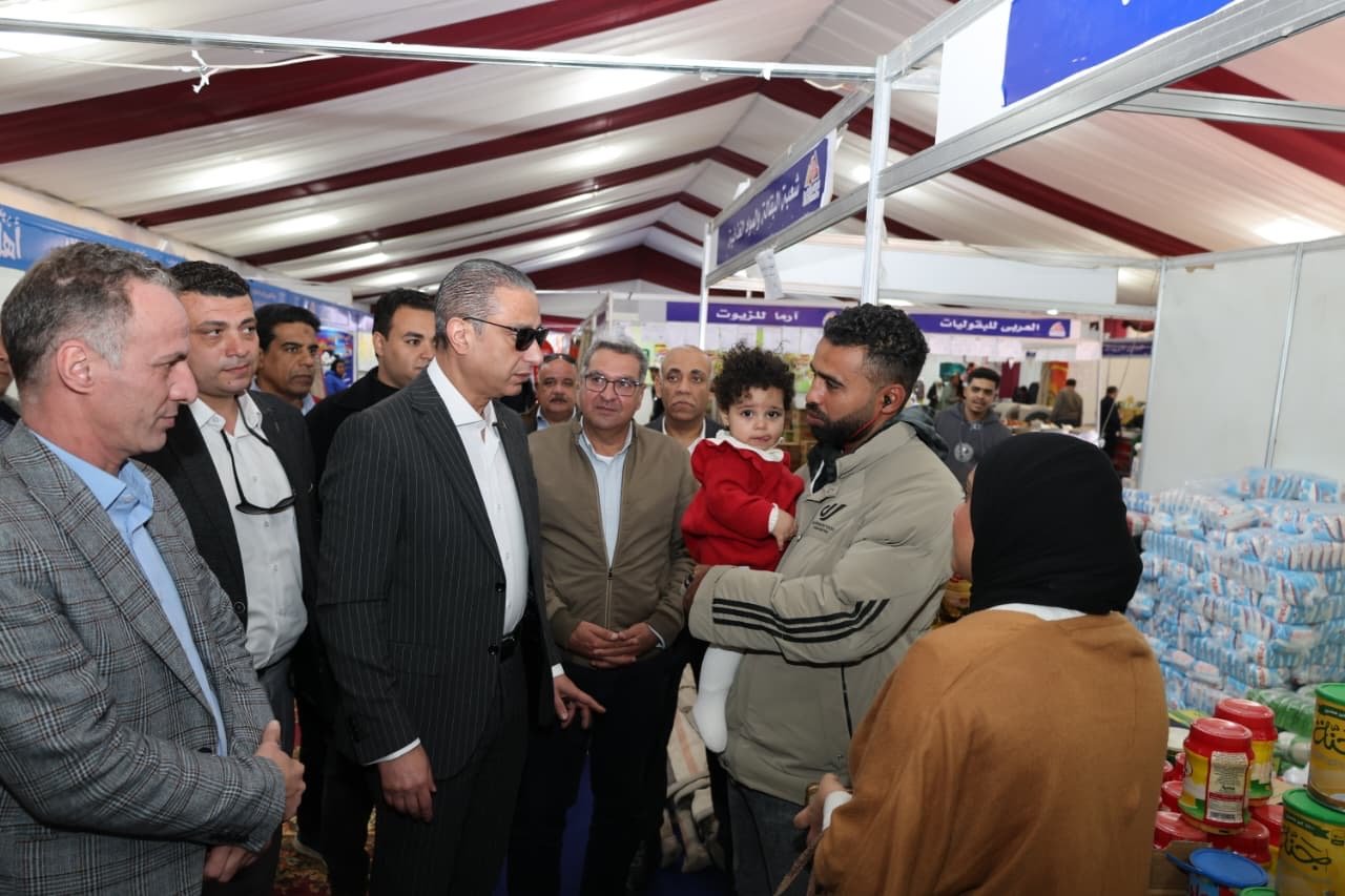 محافظ الجيزة يتفقد معرض أهلا رمضان (2)