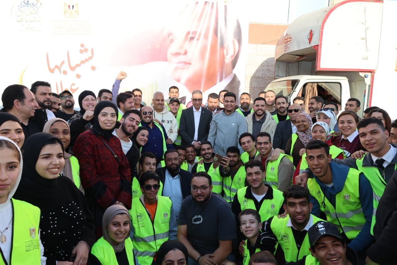 محافظ الجيزة يشارك فى تعبئة 10 آلاف كرتونة مواد غذائية (2)