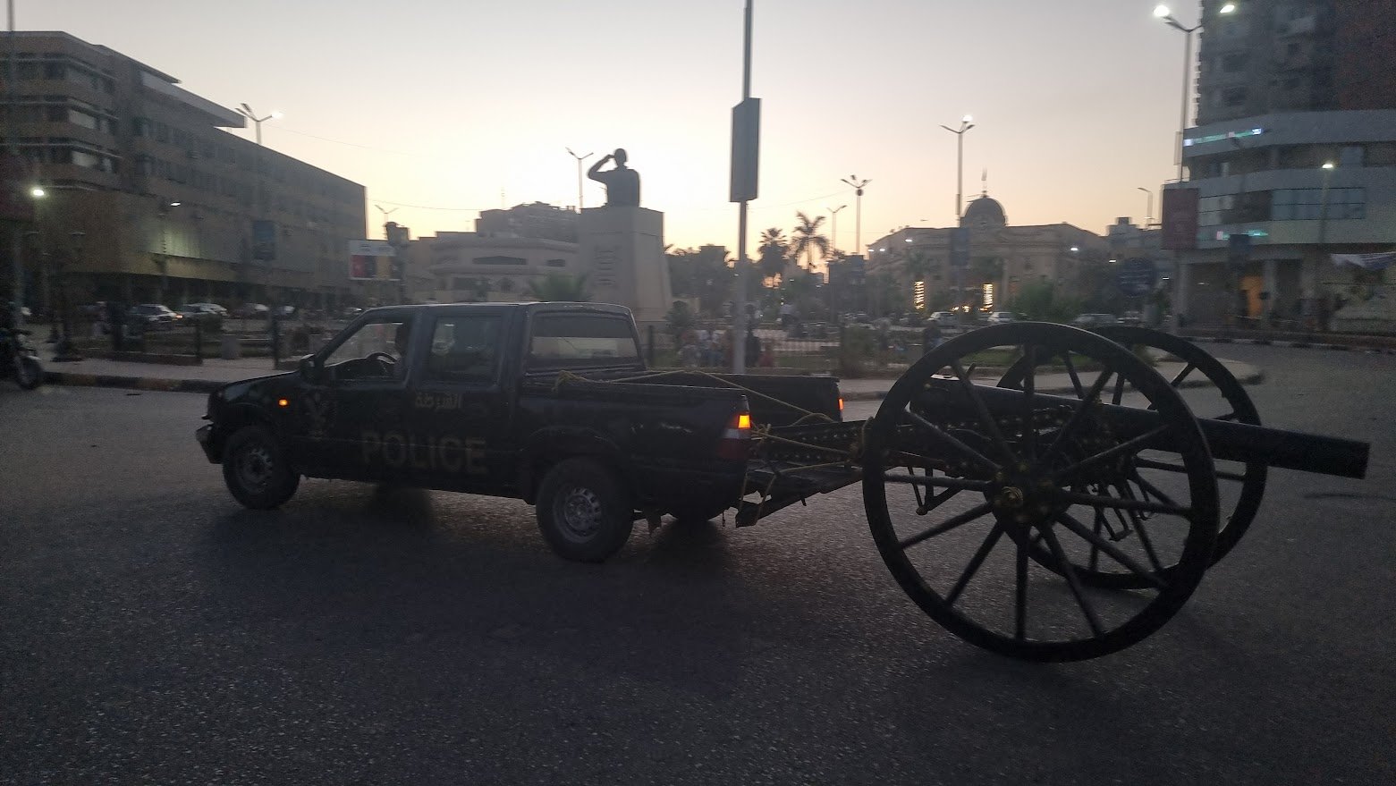 سيارة الشرطة تجر المدفع