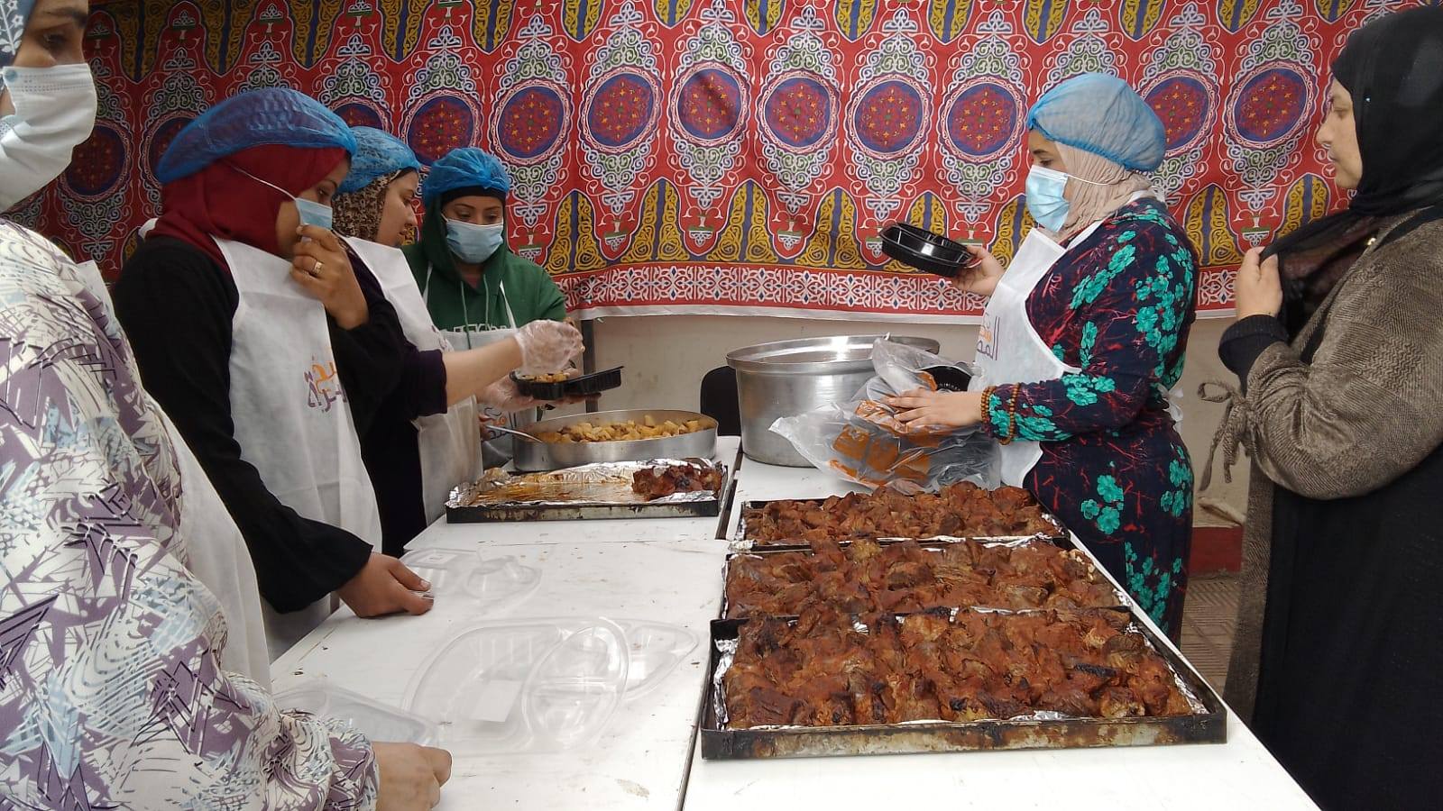 أثناء تعبئة الوجبات أثناء تعبئة الوجبات