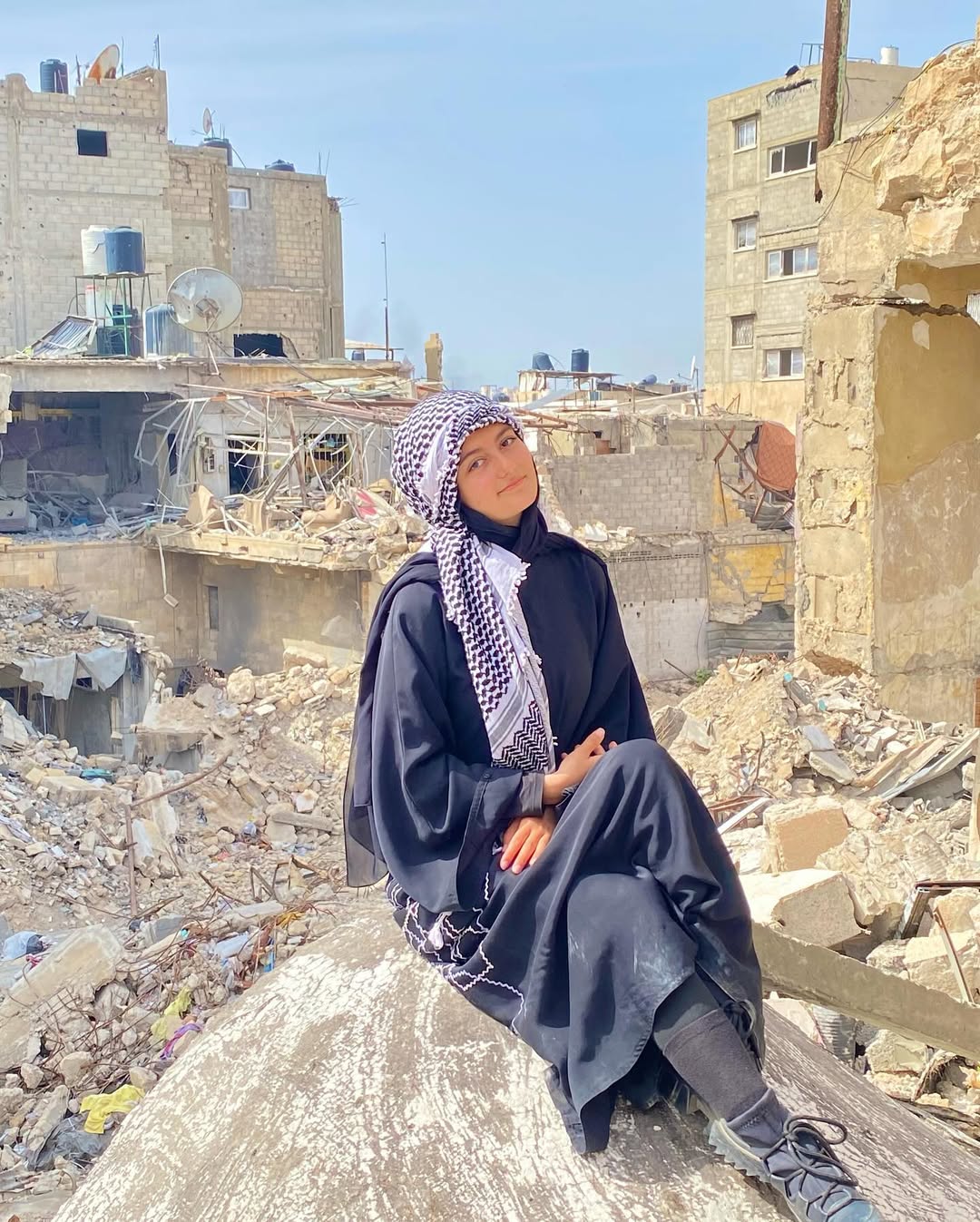 إيمان فوق أنقاض المنازل