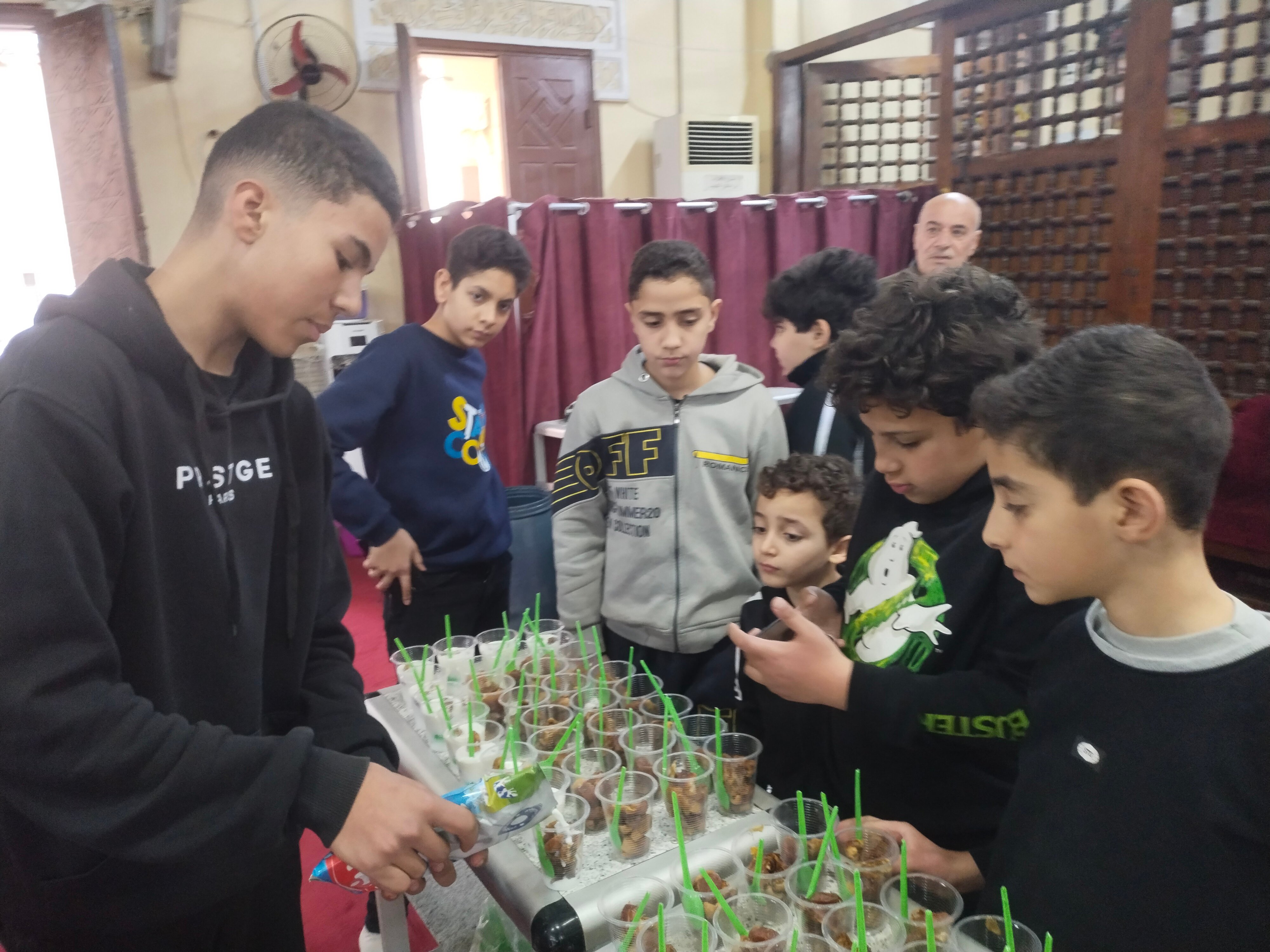 صب الحليب بالأكواب صب الحليب بالأكواب