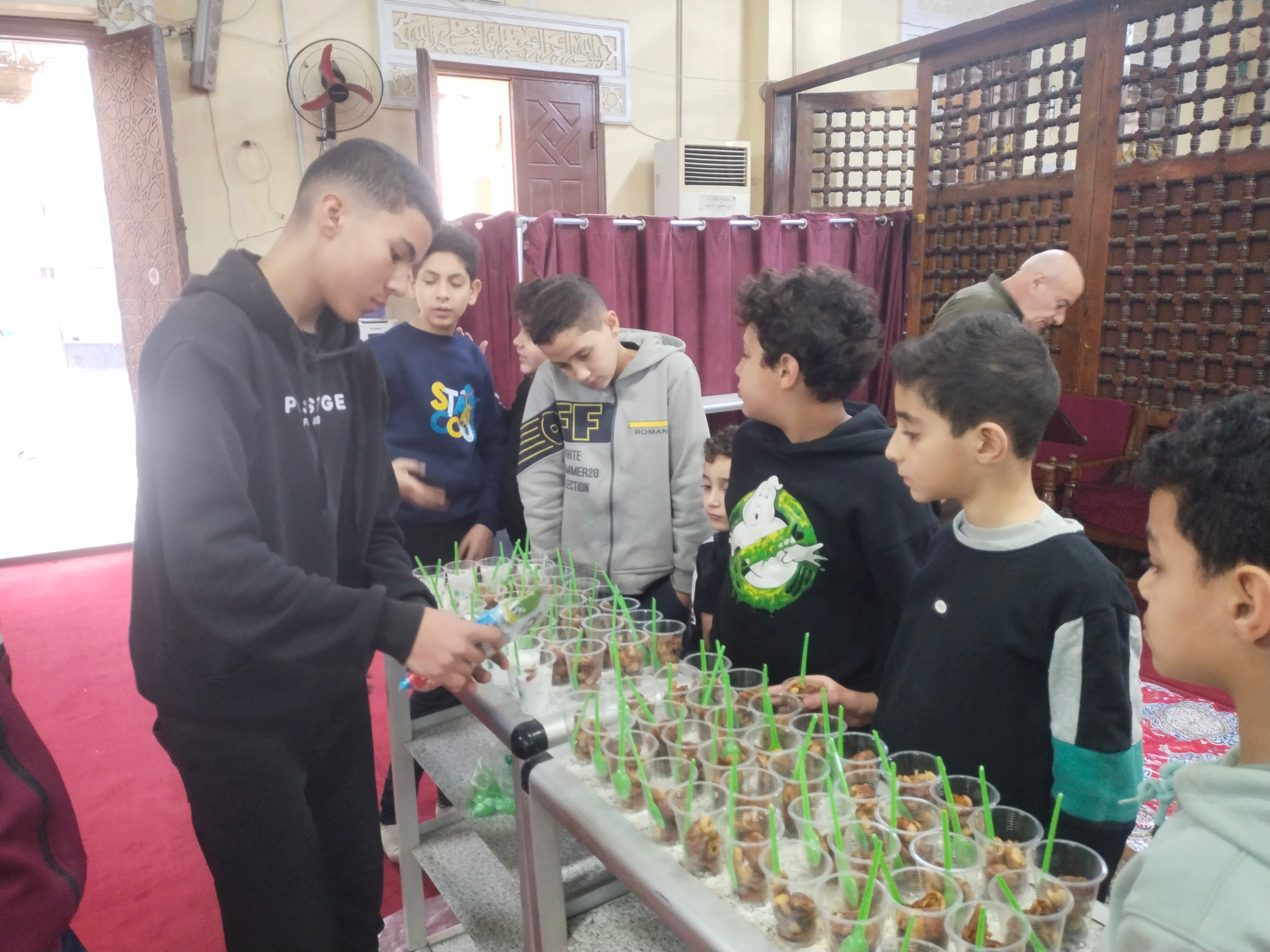 الأطفال يتسابقون لعمل الخير الأطفال يتسابقون لعمل الخير