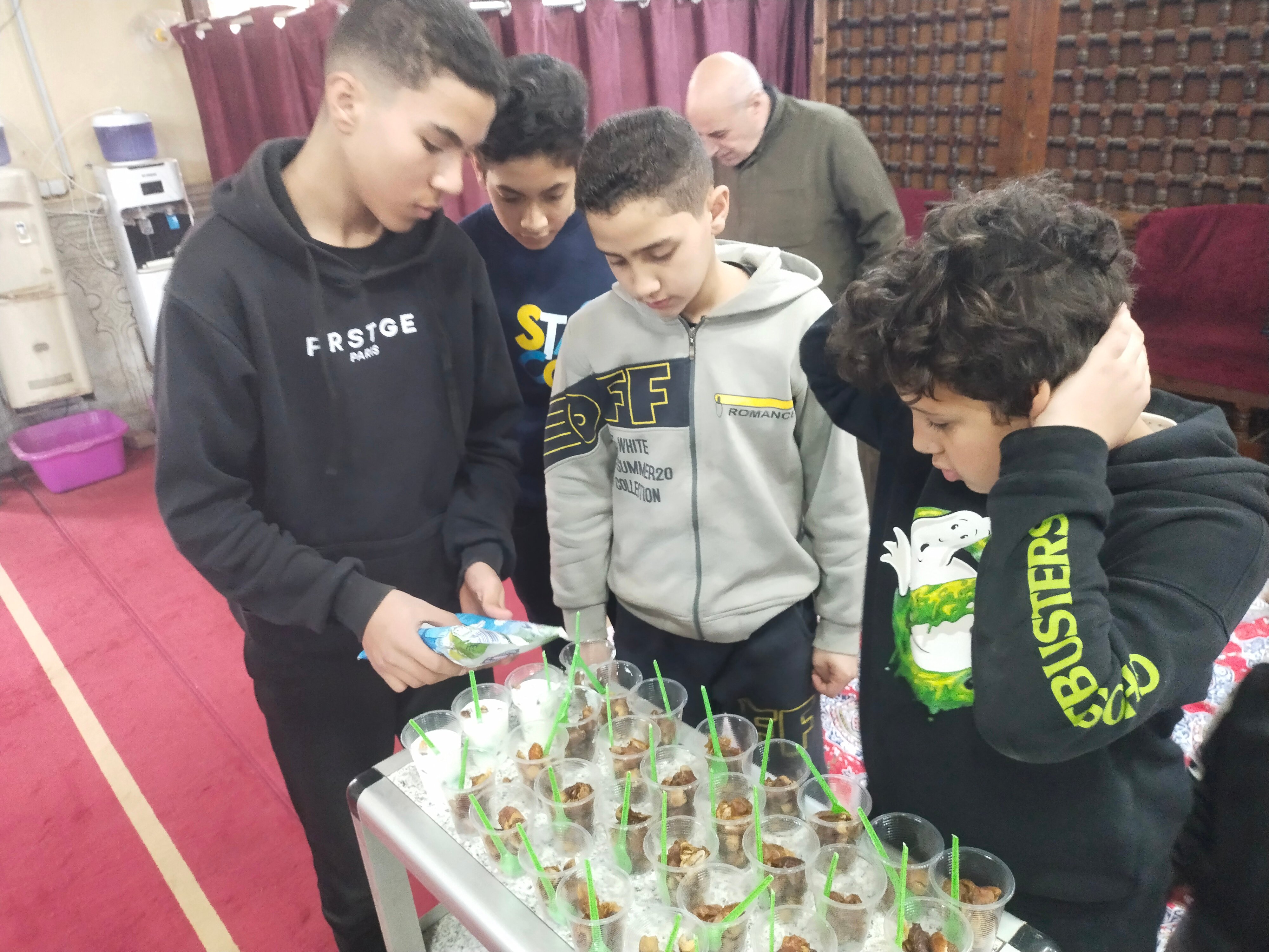 إضافة الحليب بعد تجهيز التمر إضافة الحليب بعد تجهيز التمر