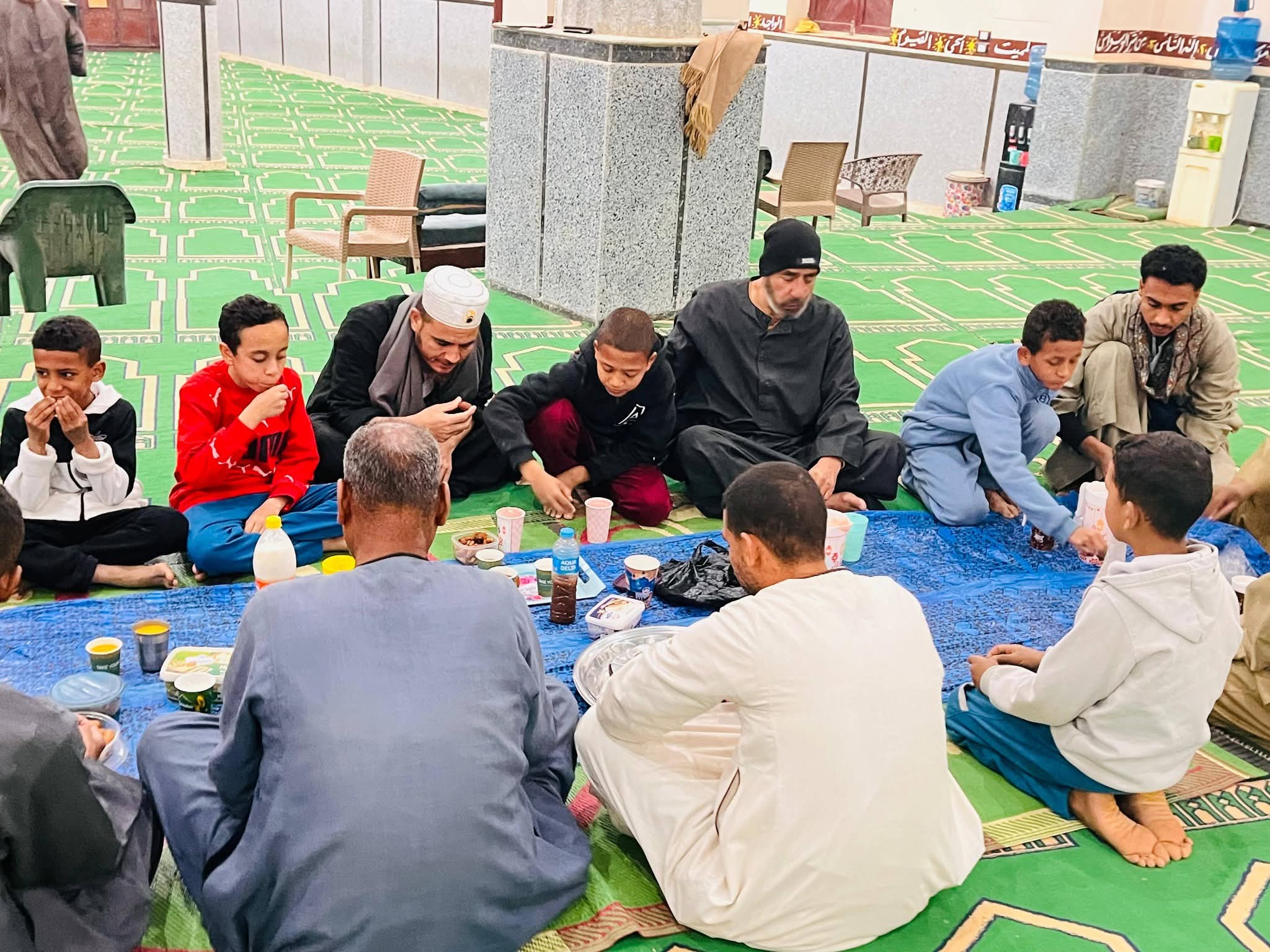 كبار وشباب واطفال