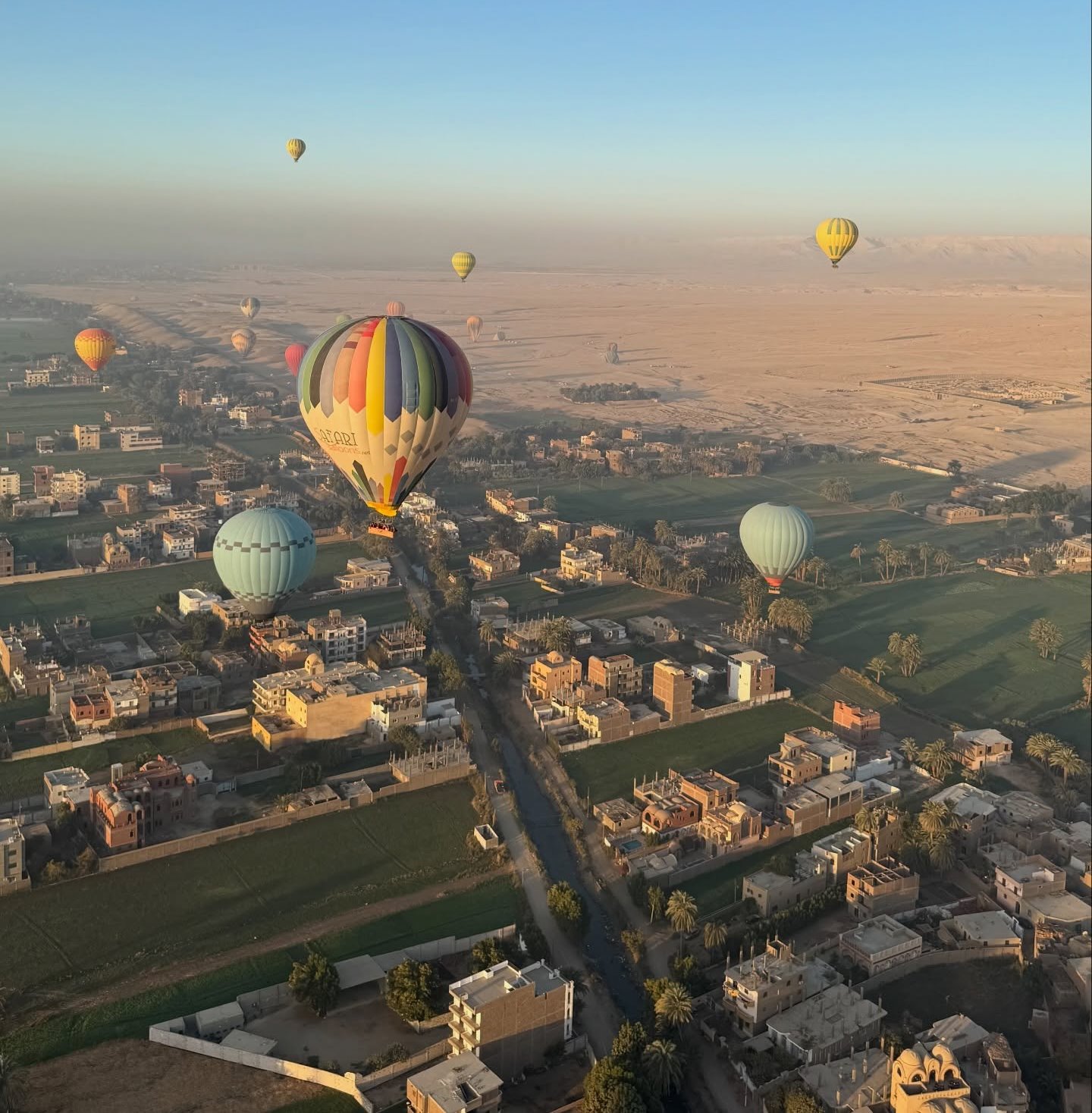 جانب من تحليق 95 رحلة بالون طائر على متنها 2250 سائح في الأقصر