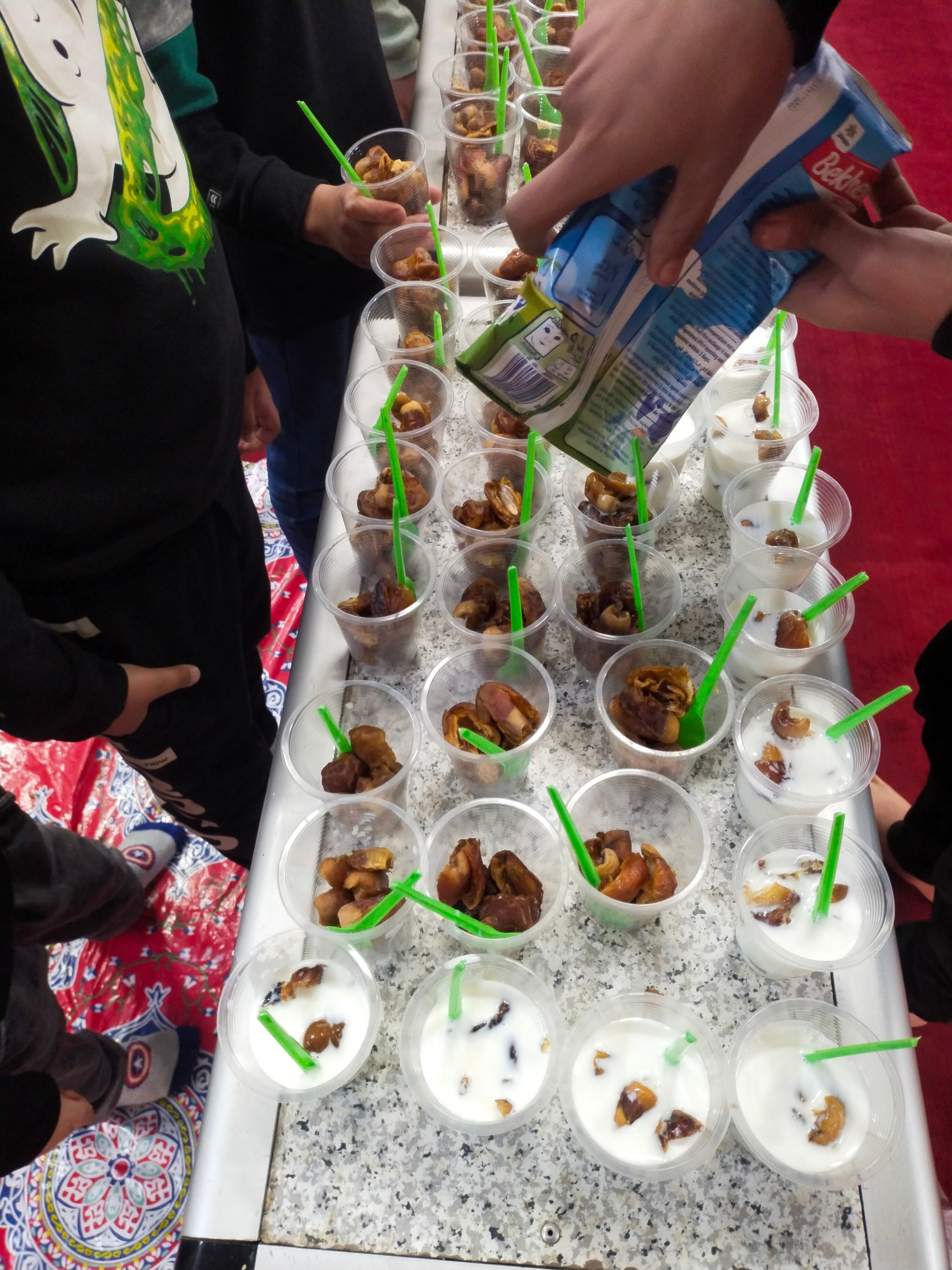 تجهيز أكواب الحليب بالتمر بالمسجد تجهيز أكواب الحليب بالتمر بالمسجد