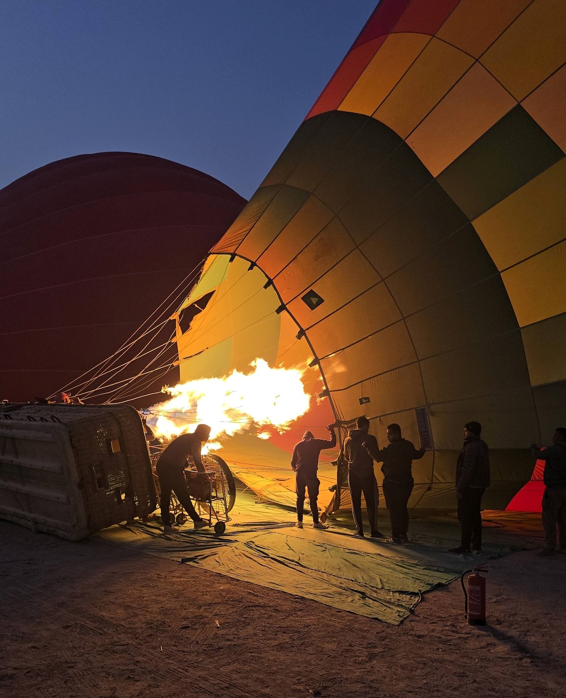 ضخ الهواء الساخن فى البالونات الطائرة قبل التحليق بالسماء