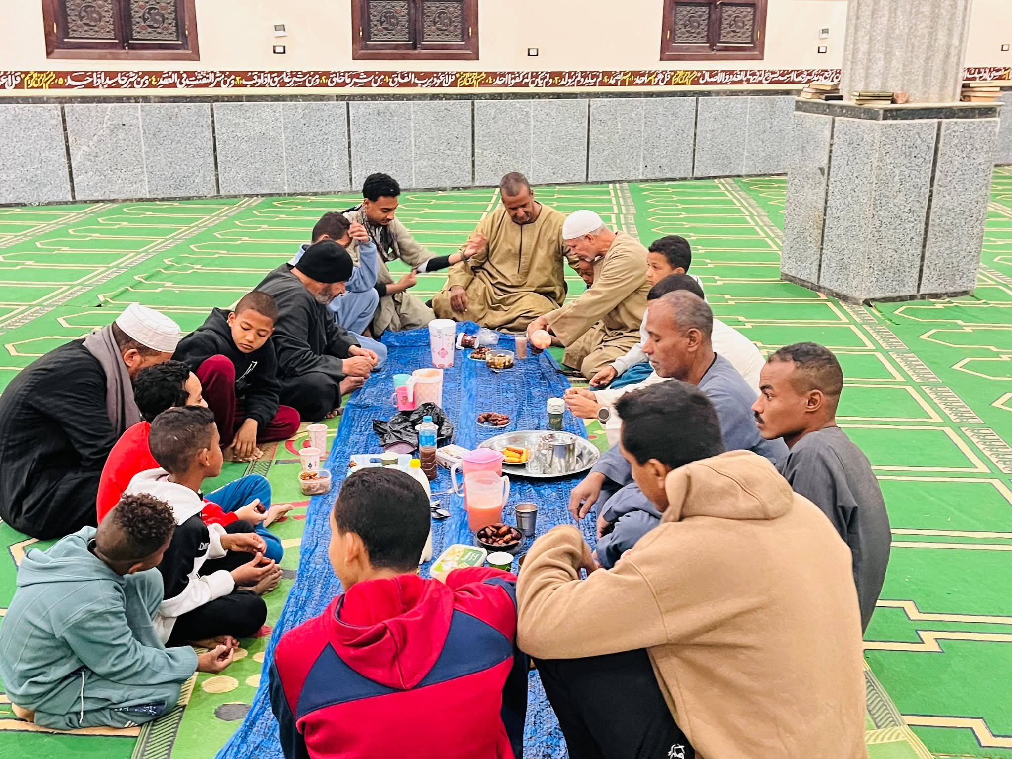 وجبة تتكون من التمر و العصائر والحلوي