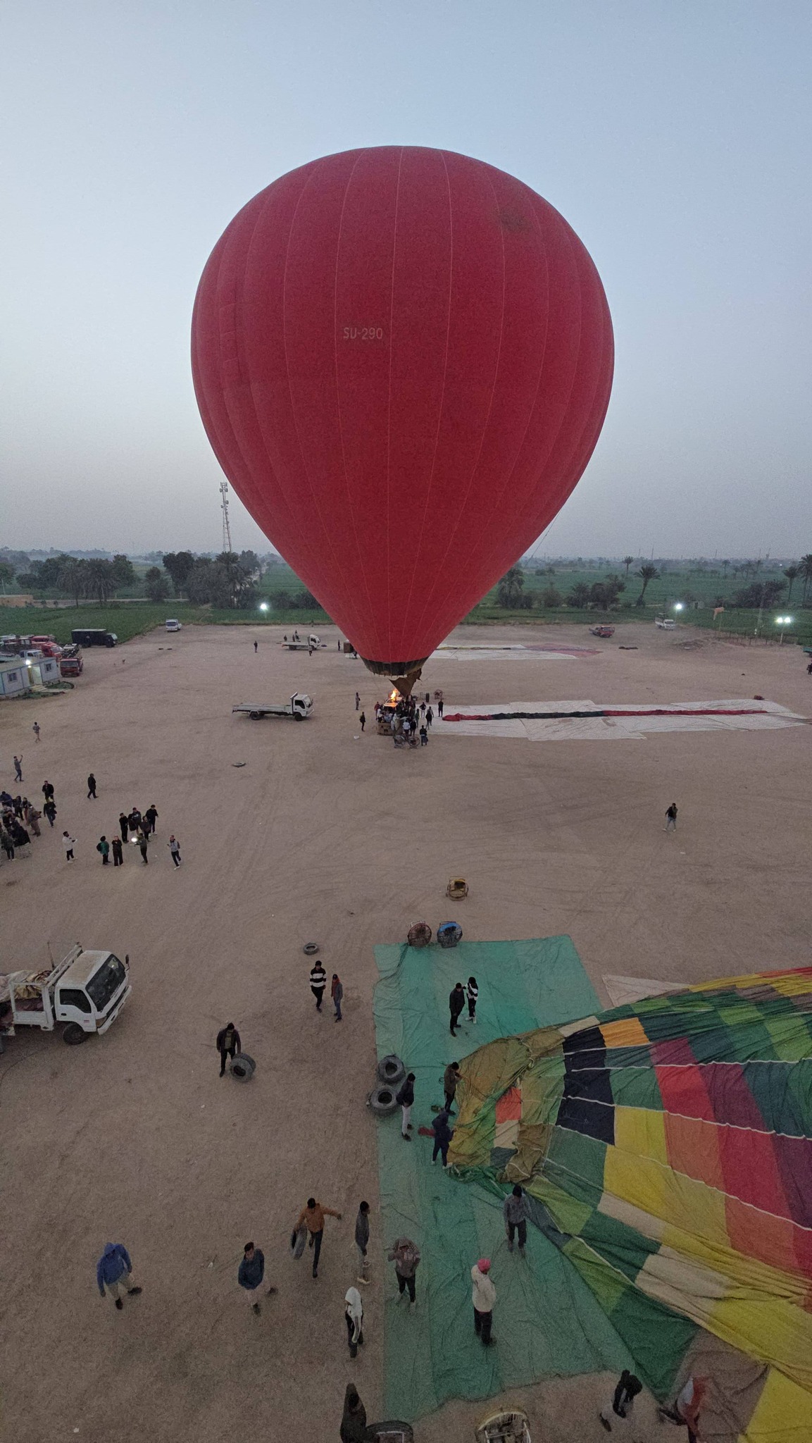 لحظات اقلاع رحلات البالون من أرض مطار البالون الطائر بالبر الغربي
