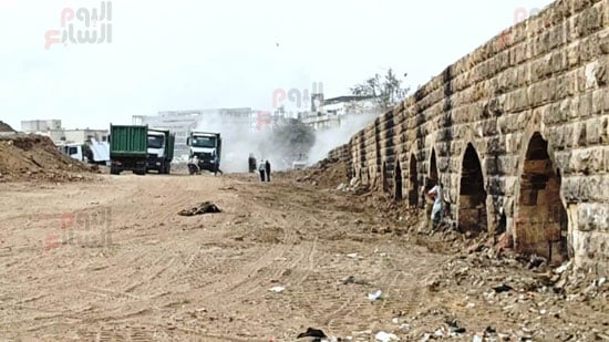نظافة-القاهرة-ترفع-المخلفات-بمحيط-السور