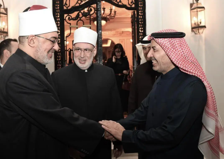 السفير السعودى بالقاهرة خلال استقبال وكيل الأزهر ومفتي الديار المصرية فى حفل ذكرى التأسيس