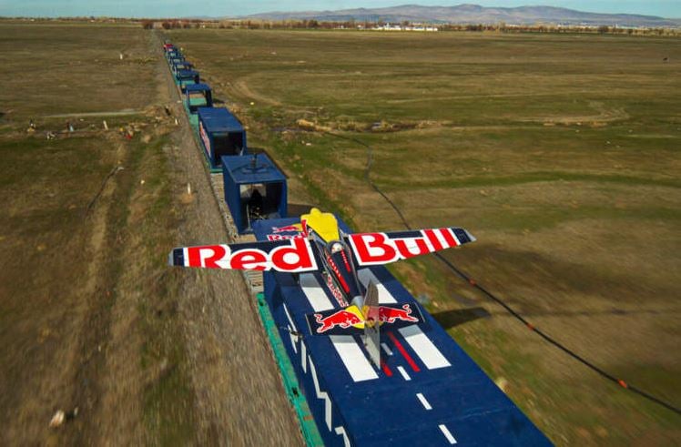 لحظة هبوط طائرة على قطار