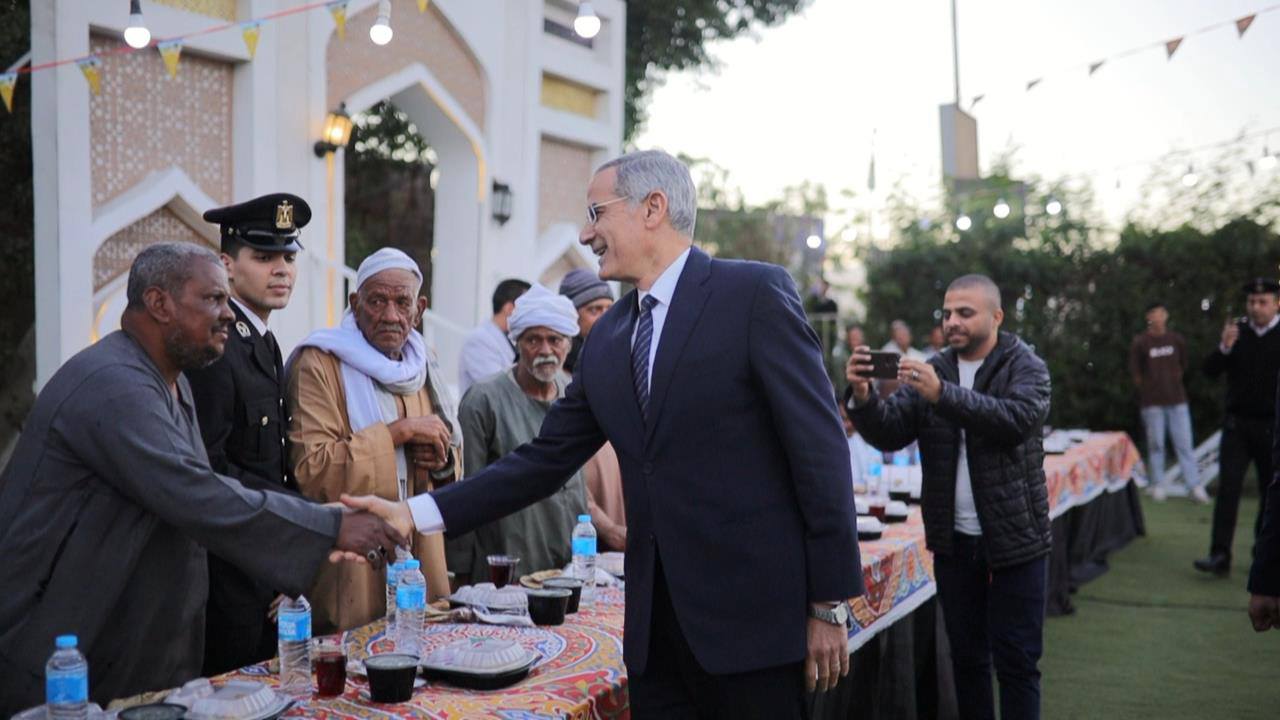 مدير أمن الأقصر يتفقد ويتابع أول مائدة رمضانية للمديرية