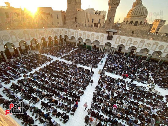 الاف داخل المسجد قبل الافطار